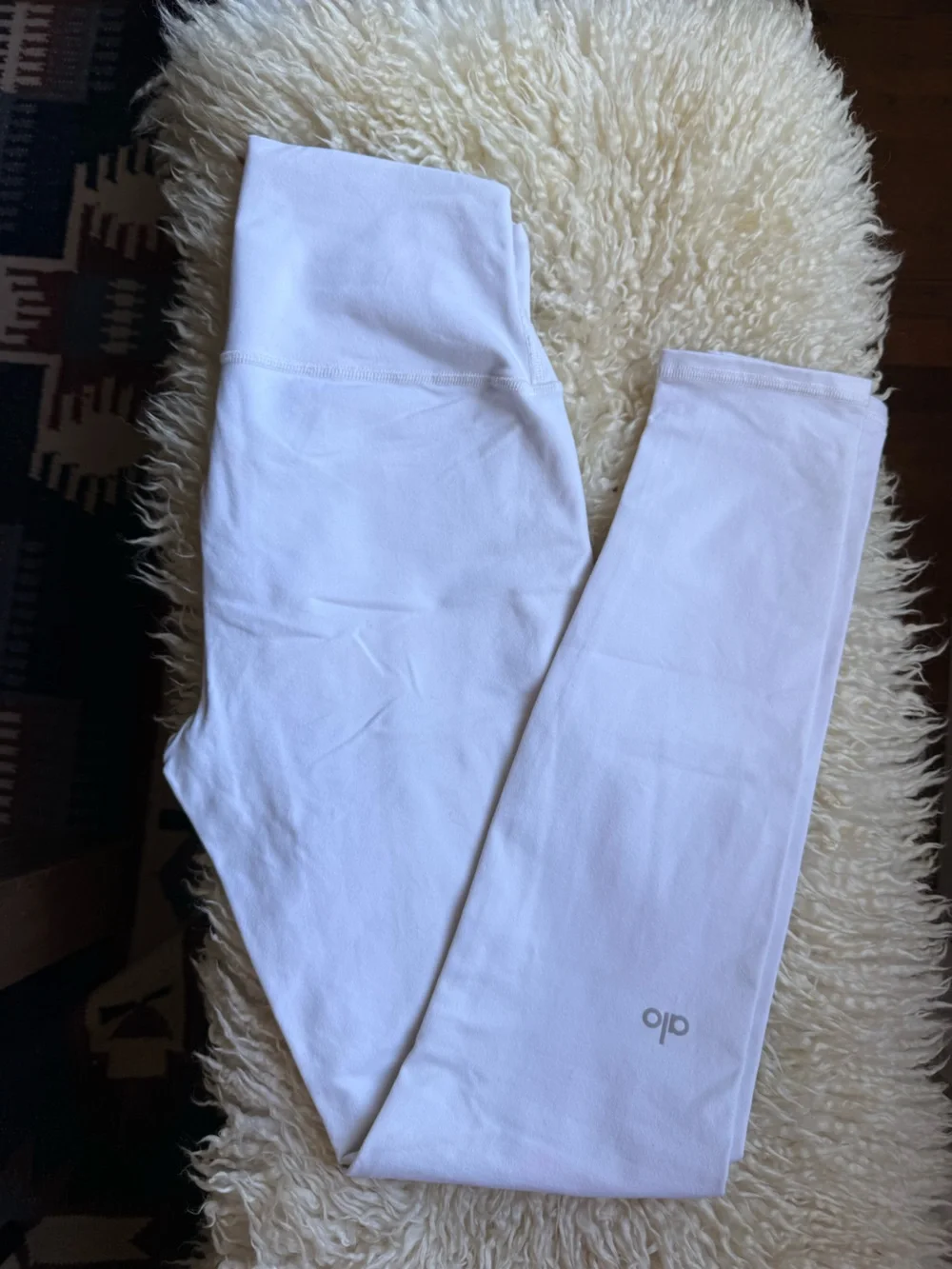 Alo Yoga White High-Waisted Leggings – Excellent Condition